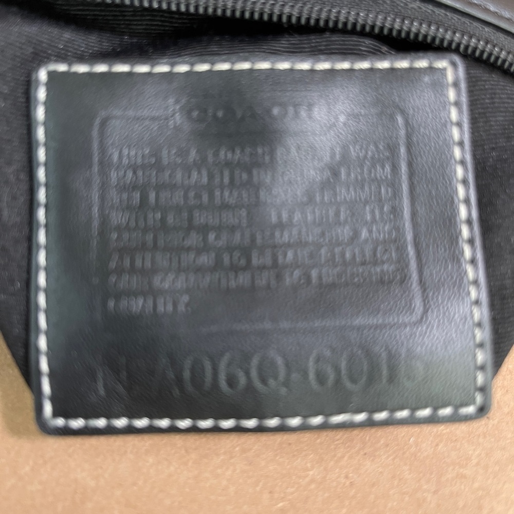 Coach Signature Swing Pack - Picture 3 of 3